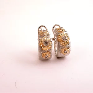 Earrings "half-hoop " in white and red yellow gold of grams:21,20 . And 6 brillant cut diamonds total ct:0,25(G color and VVs clarity)