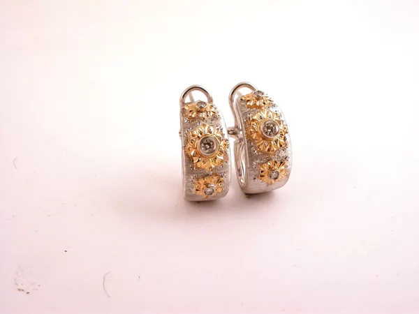 Earrings "half-hoop " in white and red yellow gold of grams:21,20 . And 6 brillant cut diamonds total ct:0,25(G color and VVs clarity)